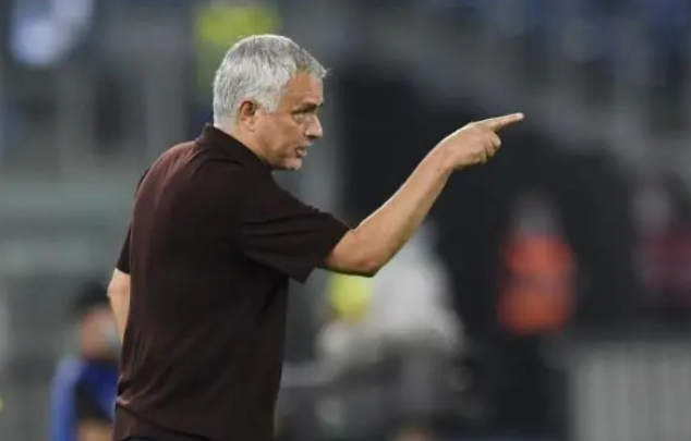  法兰克福主帅炮轰裁判误判引发争议  