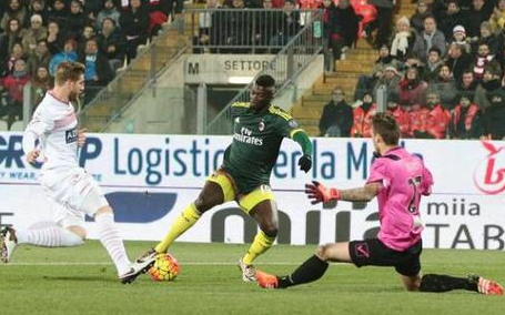  AC米兰门将多次神扑保住胜局  