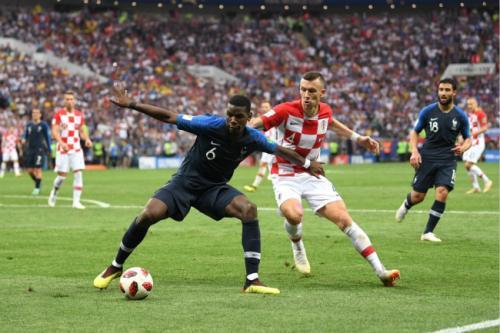  波尔多中场组织调度出色，精准直塞撕破密集防